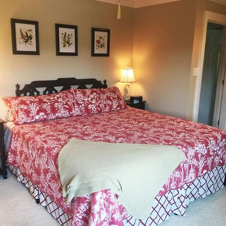 The B & B At Queenslake Midway Экстерьер фото
