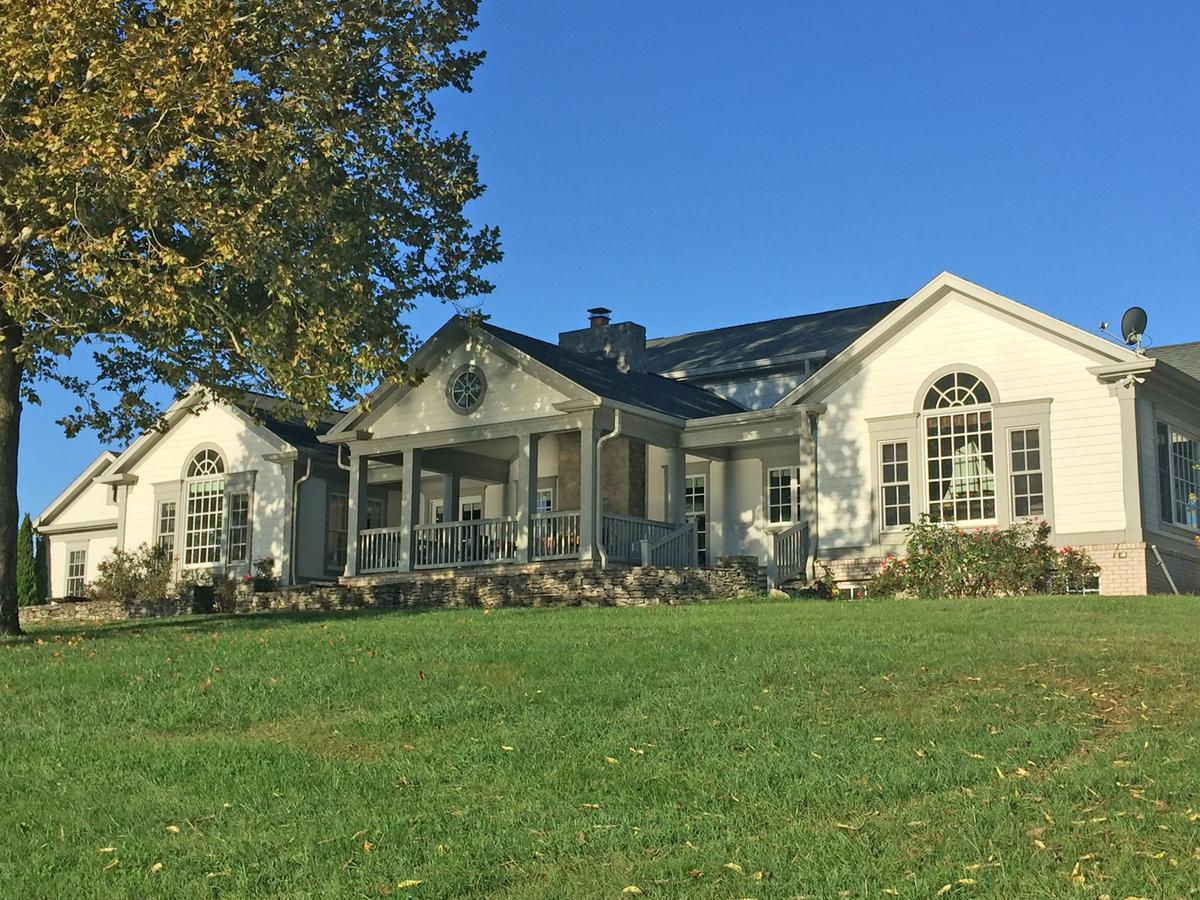 The B & B At Queenslake Midway Экстерьер фото